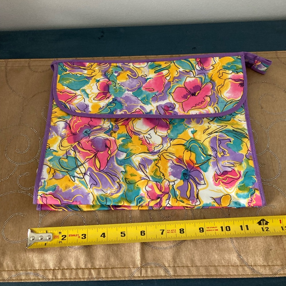 Stunning vintage floral makeup bag!